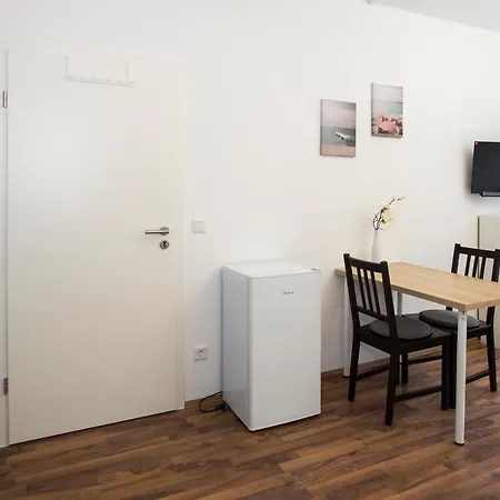 Zentral Gelegene Mit Gemeinschaftsbad Und Kueche *